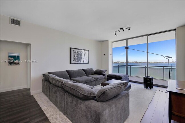 Photo - 7901 Hispanola Ave Unidad 1605 Rental