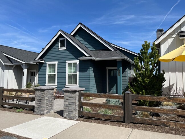 Building Photo - FOR RENT - Furnished 3 bed, 2 bath (all in... Rental