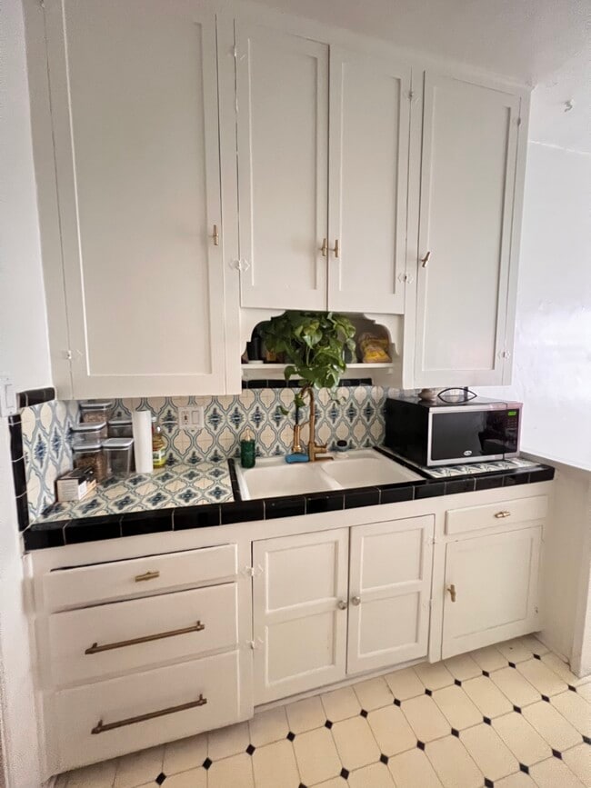 Building Photo - 8372 1/2 Blackburn Ave Unit 8372 1/2 Blackburn