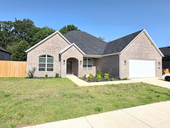 Building Photo - Large 5 Bedroom 3 Bath home in great location!