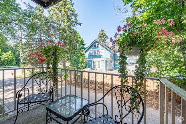 2BR, 1BA - 900SF - Balcony