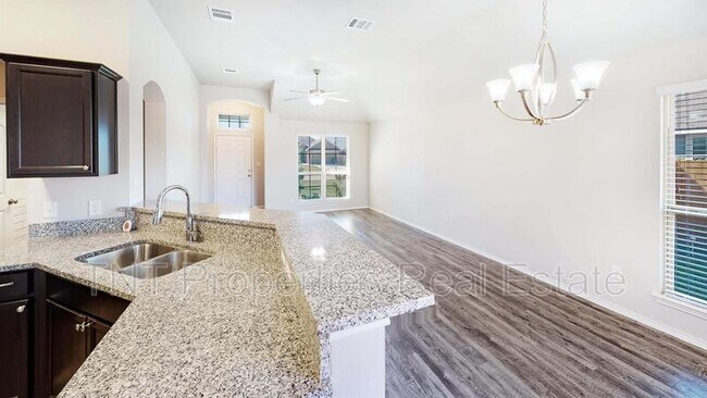 Photo - 812 Mockingbird St