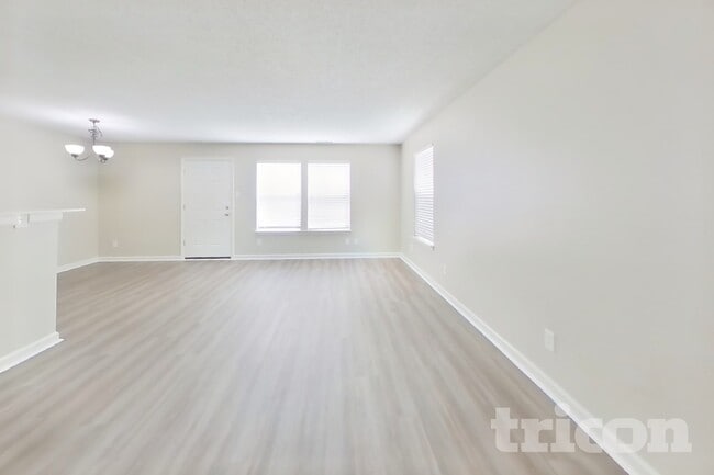 Photo - 4525 Connaught Dr E