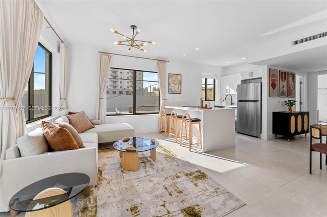 Building Photo - 1144 SW 4th St Unit 8