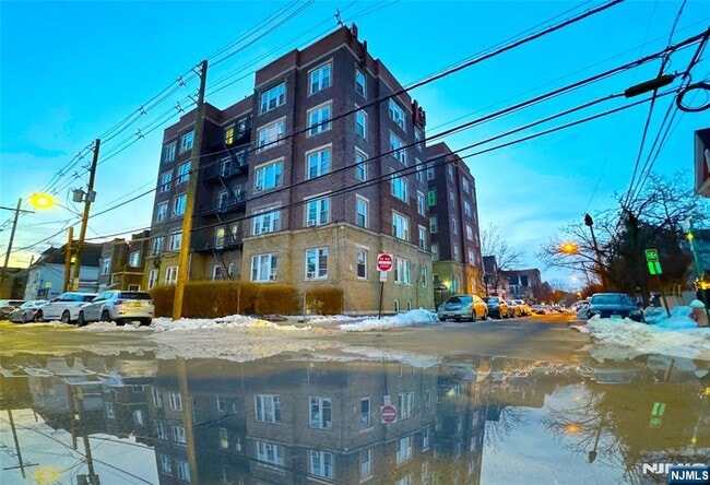 Building Photo - 101 73rd St Unit 32