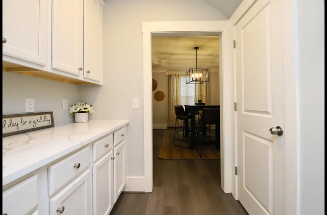 Photo - 2403 Hart St