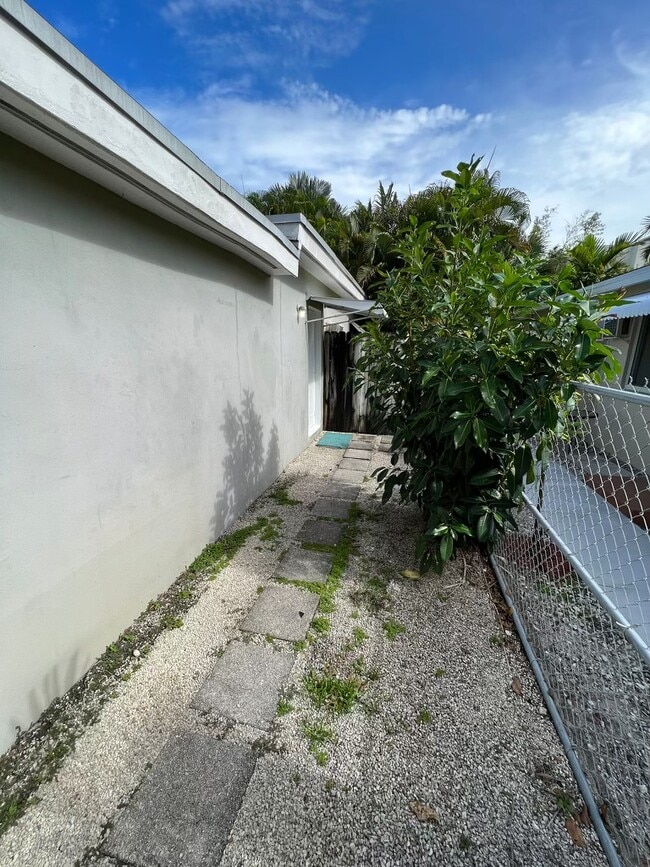 Photo - 1212 NE 11th St Unit Vlad 954.588.6672