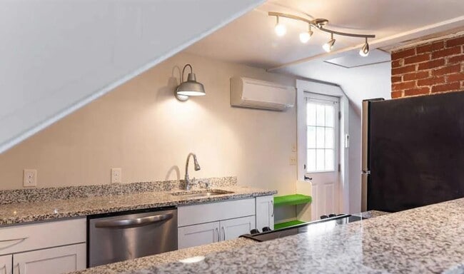 Building Photo - 45 High St Unit 3 Rental