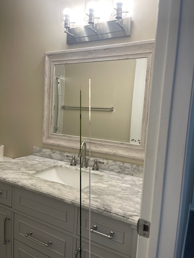 Building Photo - 5844 NE 75th St Unit A211