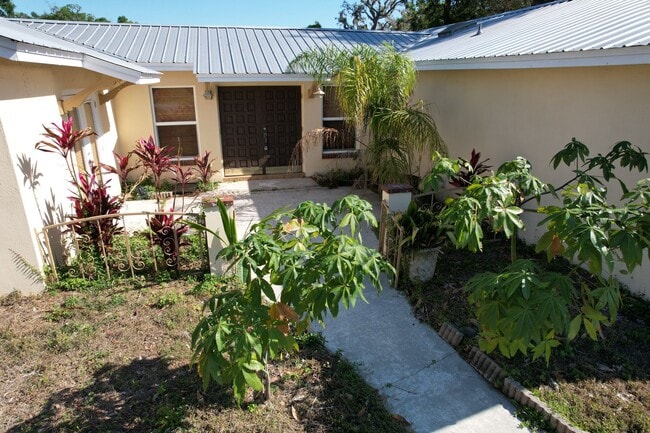 Building Photo - 3 Bedroom - 2 Bath - 2 Car Garage - Fenced Yard