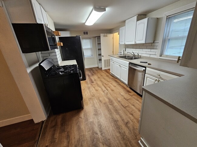 Photo - 2481 Professor St