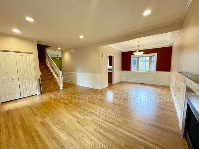 Photo - 315 N 155th St
