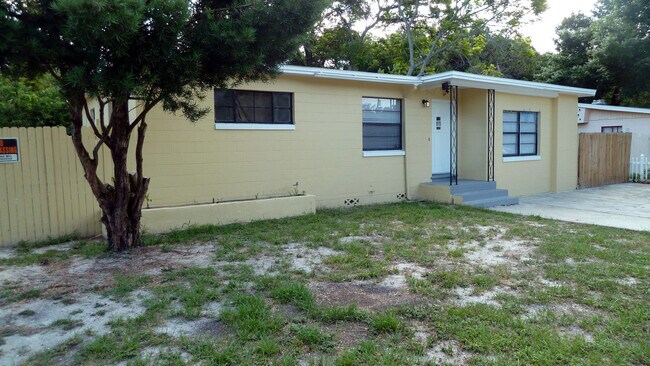 Photo - 1300 Queensway Rd