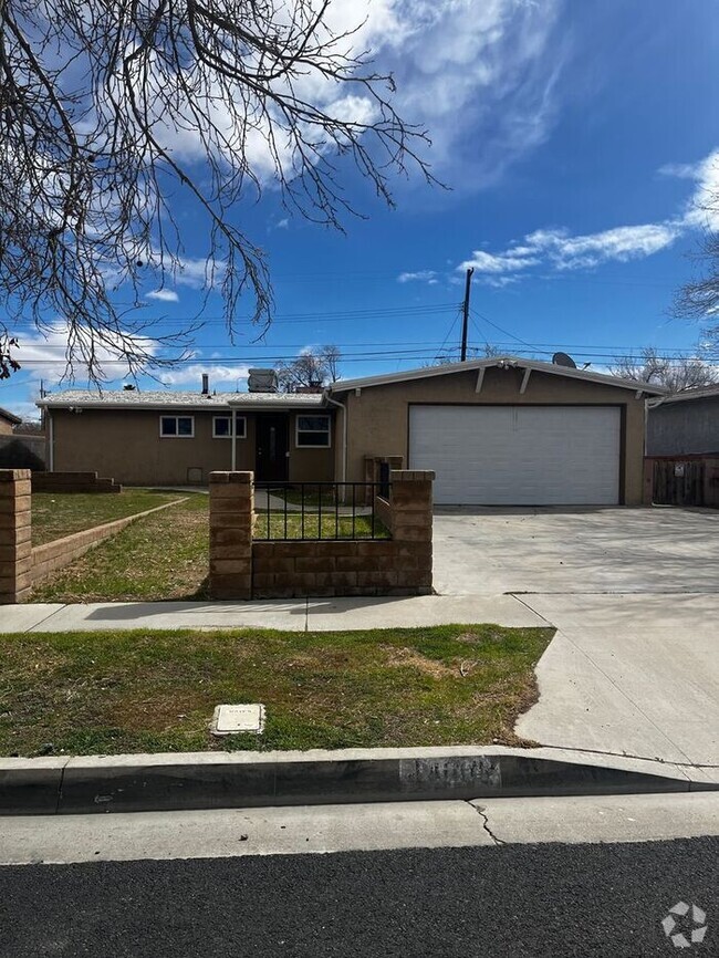 Building Photo - Cozy Home in Lancaster