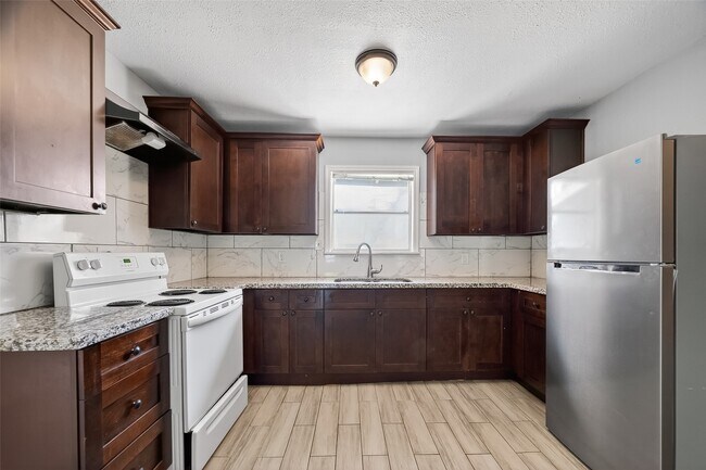 Photo - 6022 Lyndhurst Dr
