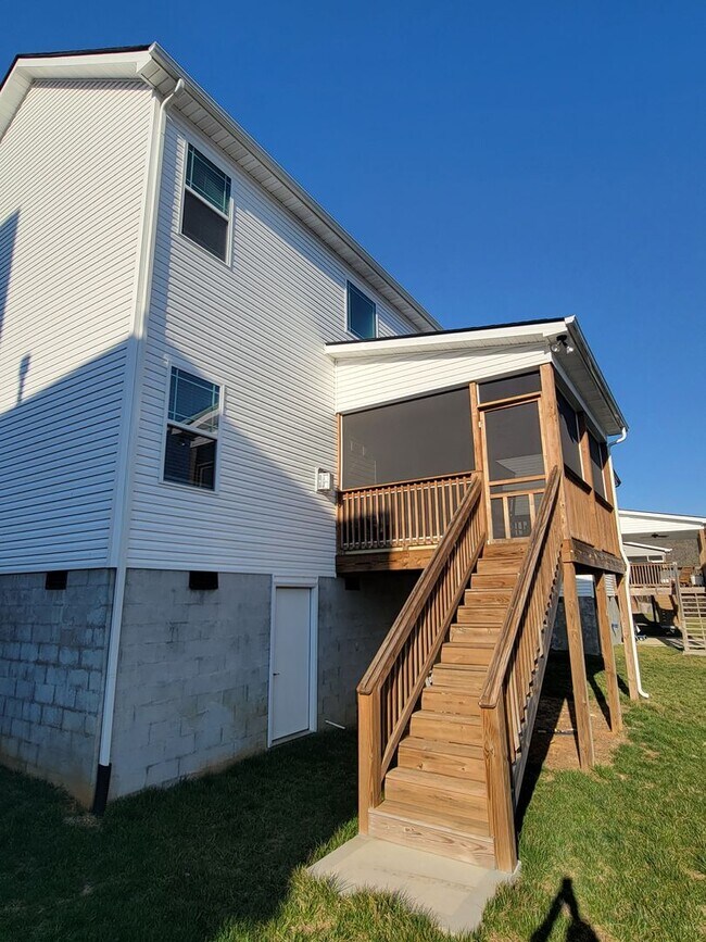 Photo - Knoxville 37932, Hardin Valley - 4 bedroom...