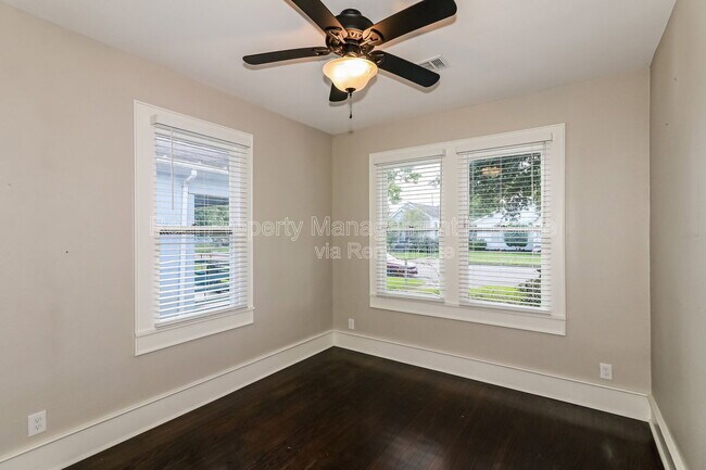 Photo - 4715 Avenue P 1/2