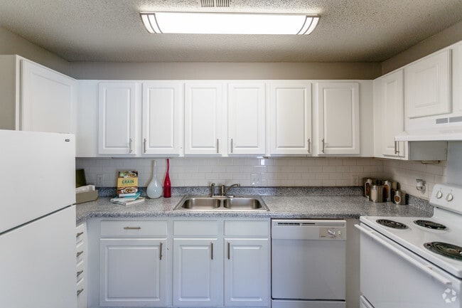 2BR, 1.5 BA - 925 SF - Pointe West I & II