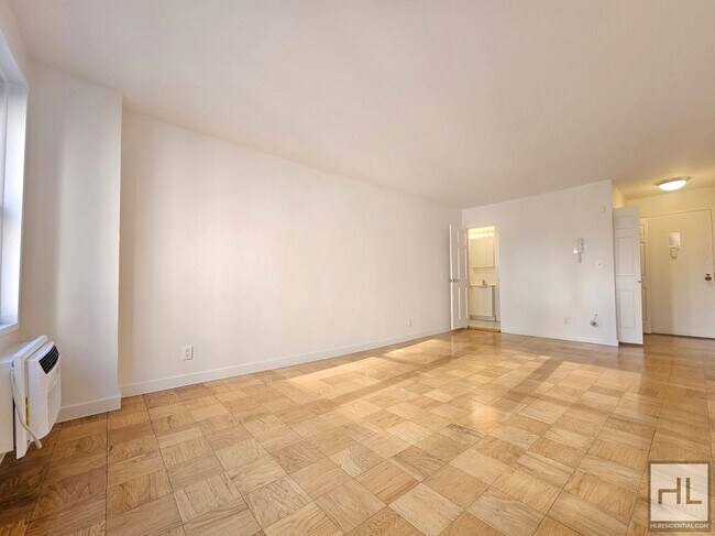 Modern Studio Near the UN – Murray Hill, 7th Floor