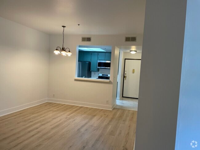 Building Photo - 525 S Berendo St Rental