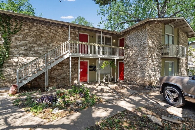 Building Photo - Newly Renovated 2/1 Apartment in East Austin Unit B