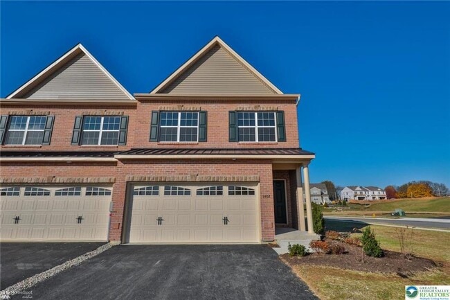 Photo - 1402 Caspian St