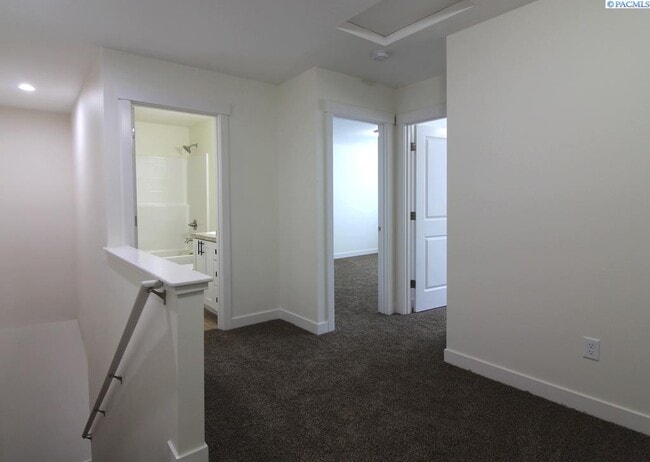 Photo - 3 Bed/2.5 Bath Townhouse in Kennewick