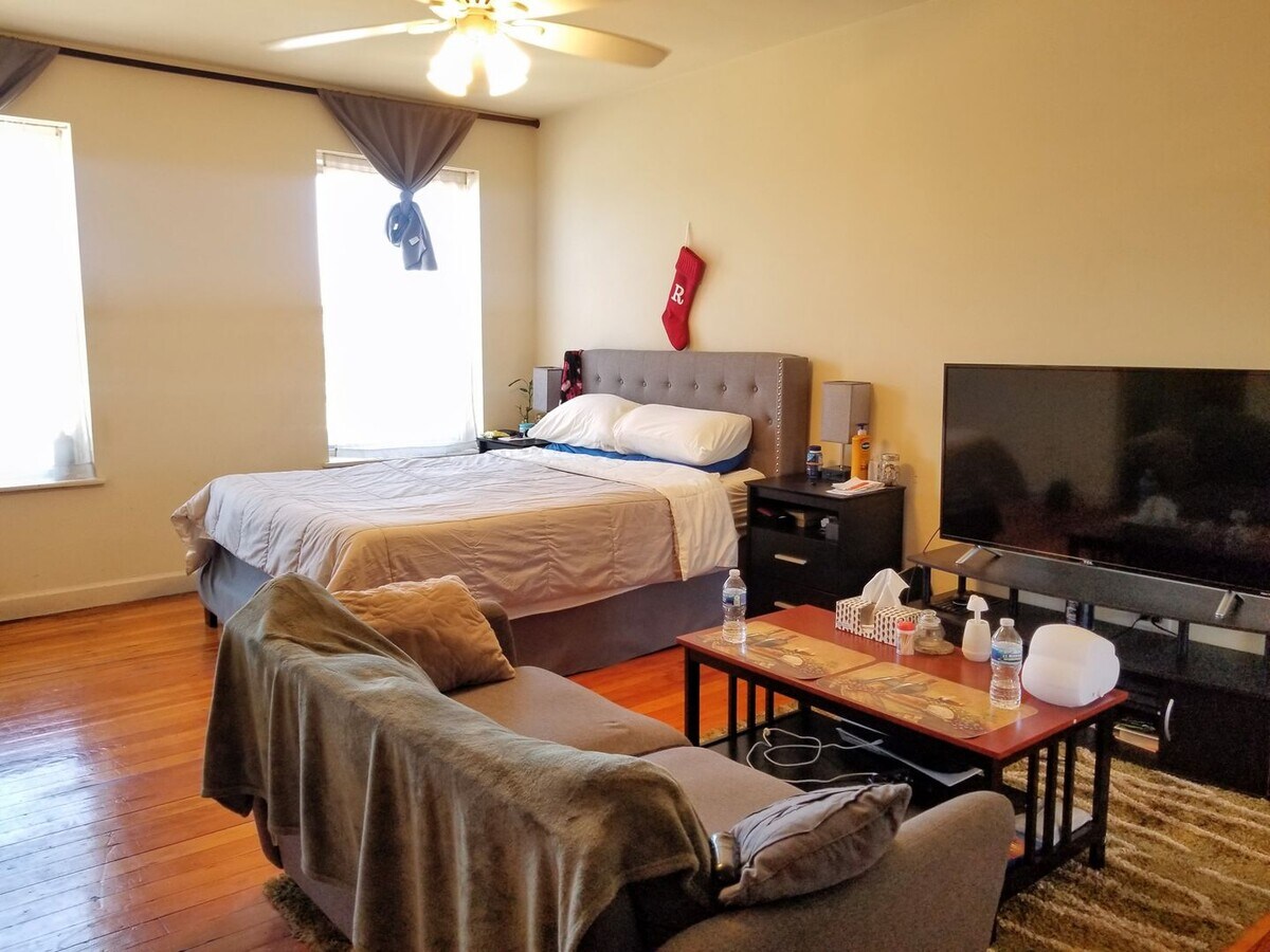 Lincoln Square large studio apartment. - Lincoln Square large studio apartment. Unit 307