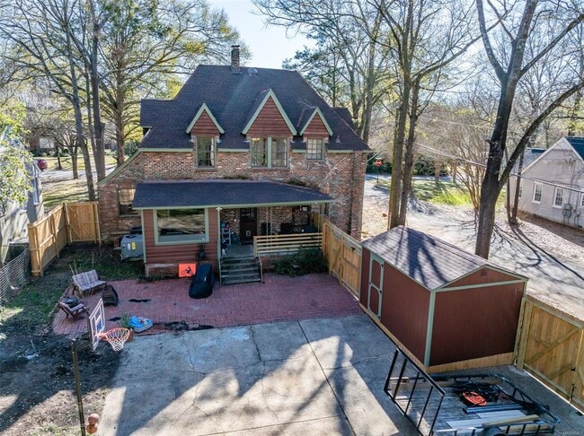 1201 Magnolia Curve