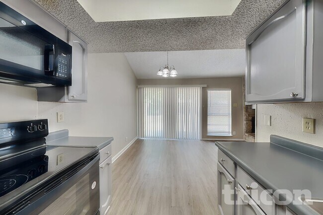 Photo - 7527 Ledgebrook Dr