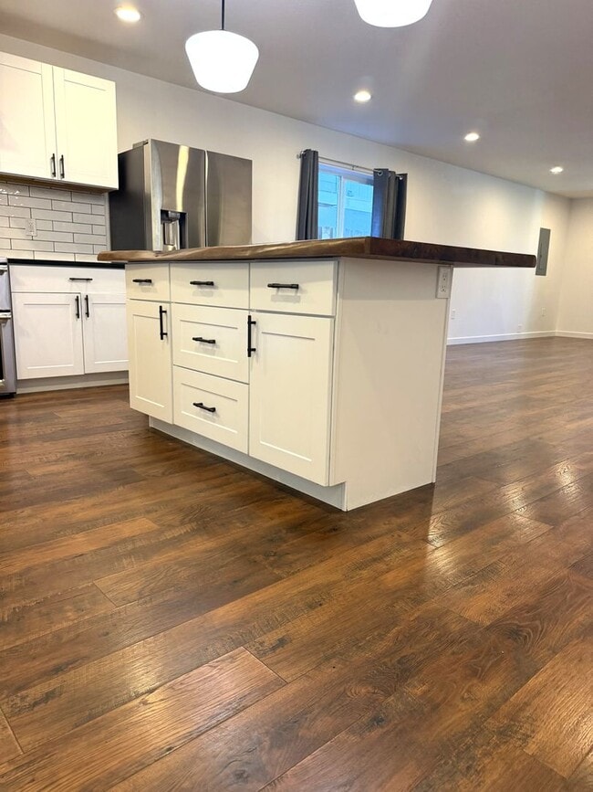 Photo - 570 NE 55th Ave
