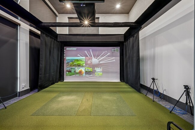 Zona de simuladores de golf: practique golf durante todo el año desde la comodidad de su hogar.