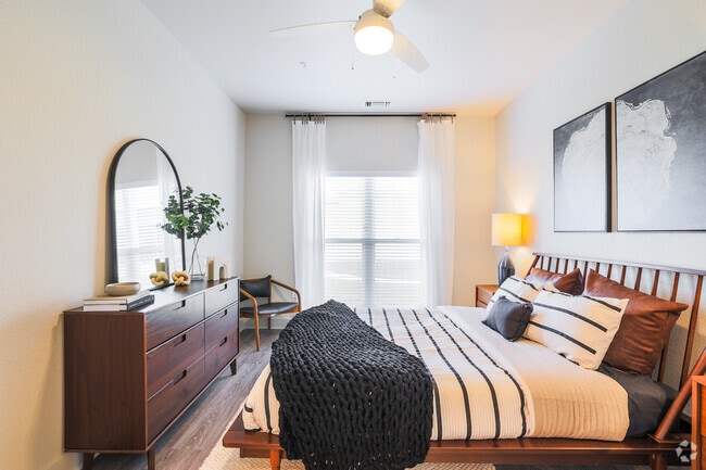 2BR, 2BA - 973SF