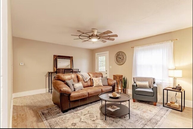 Photo - 906 North Main Street