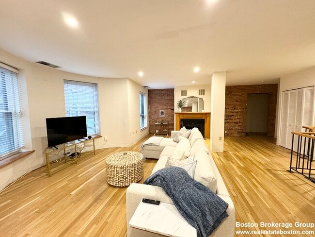 Photo - 96 Gainsborough St