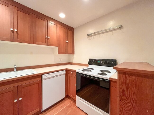 Photo - Charming 1bd/1bth U-District Condo, $1,550... Unit 102