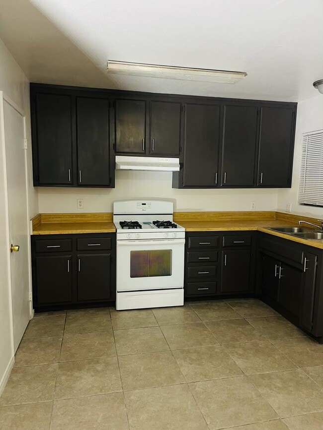 Photo - Victorville - 3 Bedrooms, 2 Bathrooms, New Paint, New Blinds, Tile Floors