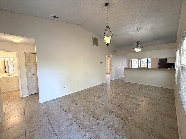 Photo - 945 Burlwood St