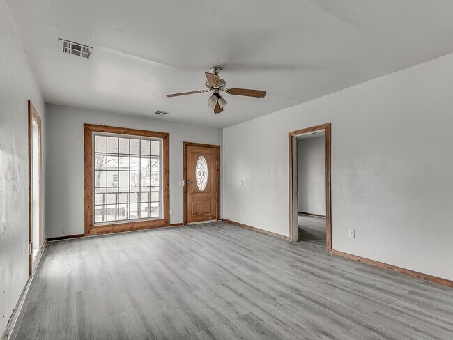 Photo - 118 S Miles Ave