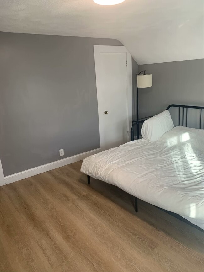 Building Photo - 51 Beacon St Unit 3 Rental