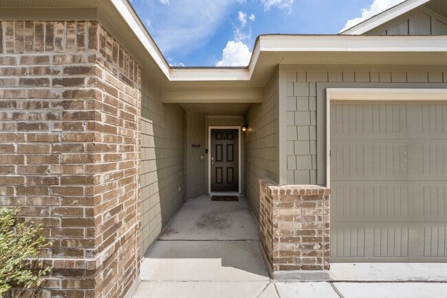 Stylish 3-Bed Home with Island Kitchen, Private Patio & Fenced Yard in Seguin
