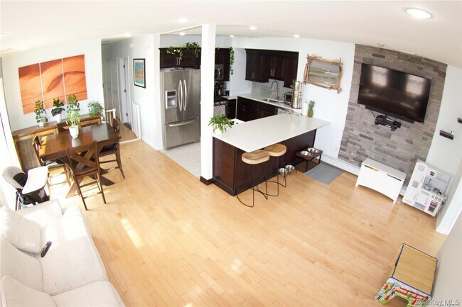 Photo - 439 E Market St