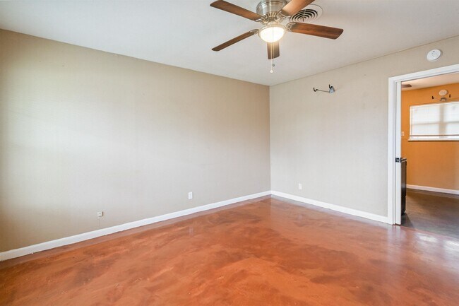 Photo - 1104 N Bedell Ave