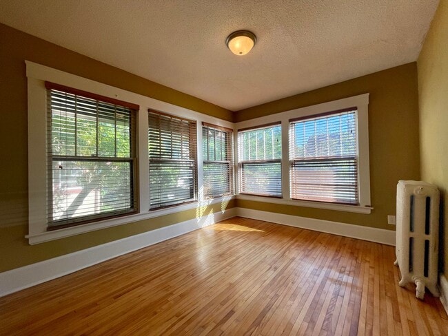 Photo - Beautiful 4 Bedroom 2 Bathroom Home in South Minneapolis!
