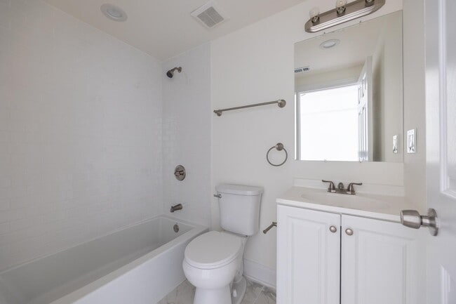 Photo - 3100 N Harding Ave Unit 2