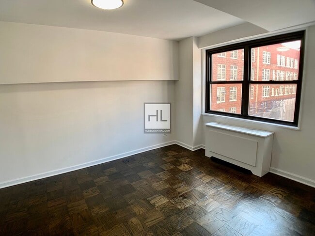 Building Photo - E 16 ST Unit 16A