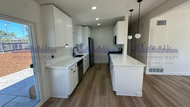 Photo - 4854 Barstow St