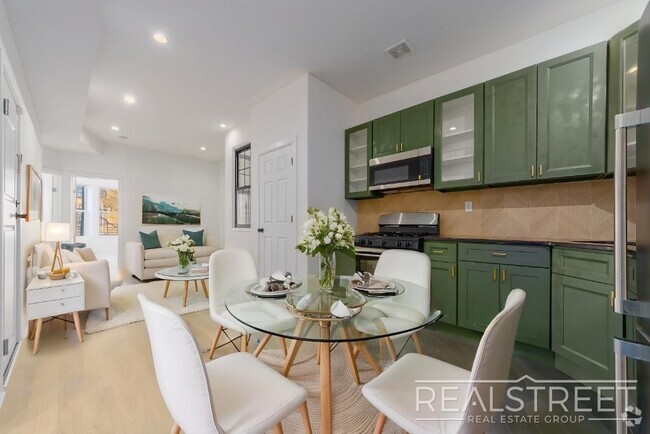 Building Photo - GIANT 3+ BED 3 BATH DUPLEX WITH BACKYARD I... Rental