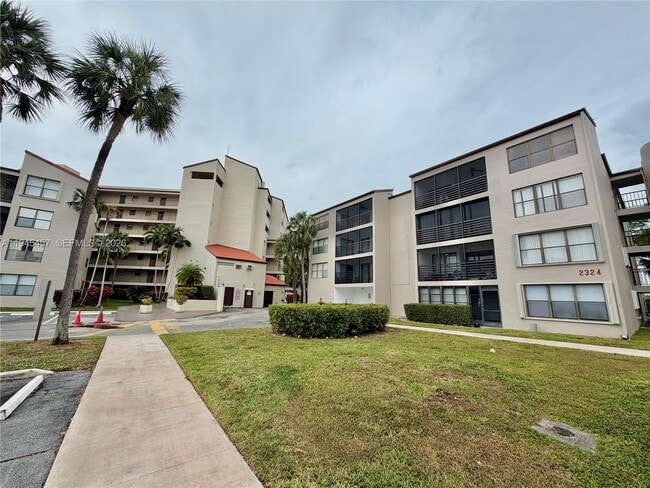 Building Photo - 2324 S Cypress Bend Dr Unit 316