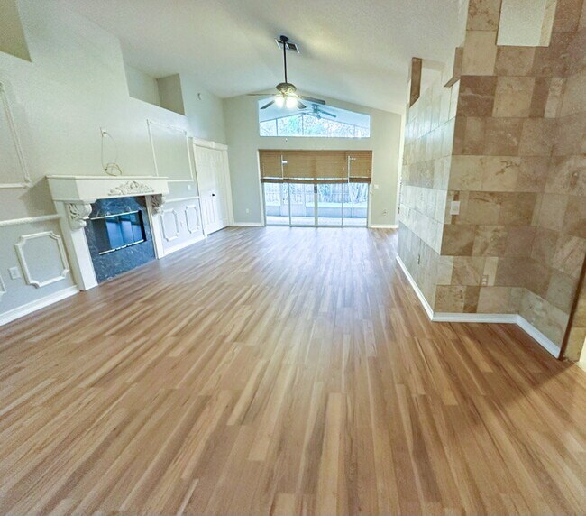"Charming 3-Bedroom Home with 2 Full Baths in Lakeland – Spacious 1514 Sq Ft Haven!"